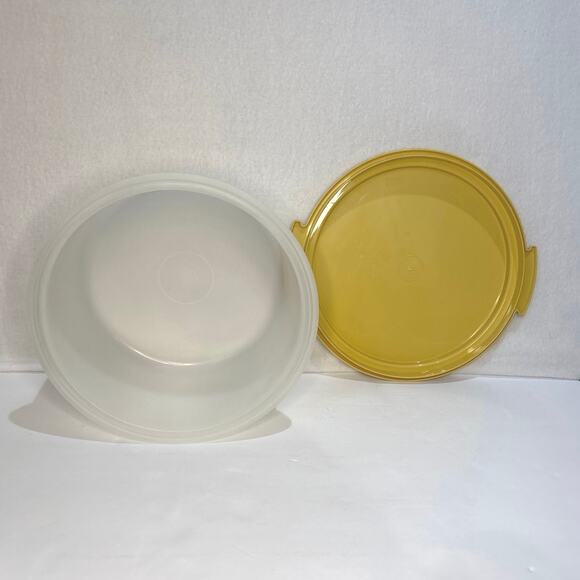 Vintage Tupperware Cake Taker Carrier Harvest Gold 1970s - Picture 2 of 5